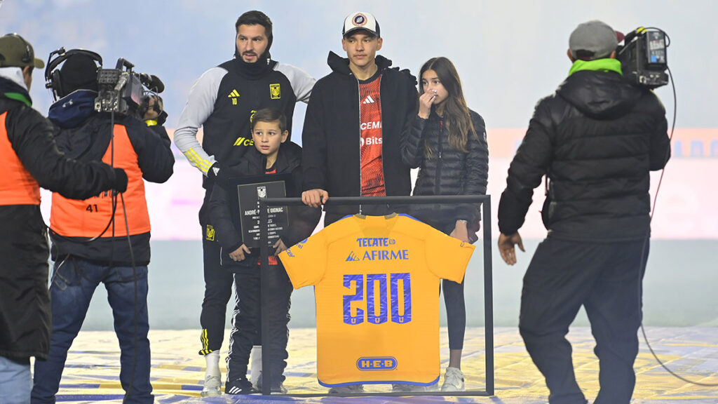 Gignac recibe reconocimiento por sus 200 goles con Tigres