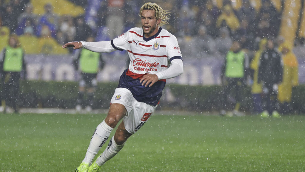 Cade Cowell disputa sus primeros minutos con la camiseta de Chivas