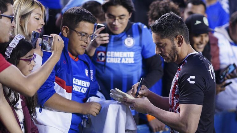 Chuy Corona no se olvida de la gente de Cruz Azul y firma autógrafos en su regreso al Estadio Azul