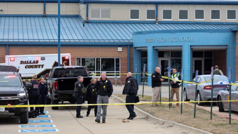 Reportan múltiples víctimas durante un tiroteo en una preparatoria de Iowa
