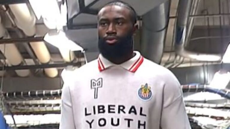 Jaylen Brown presume suéter de las Chivas previo al Thunder vs Celtics de la NBA