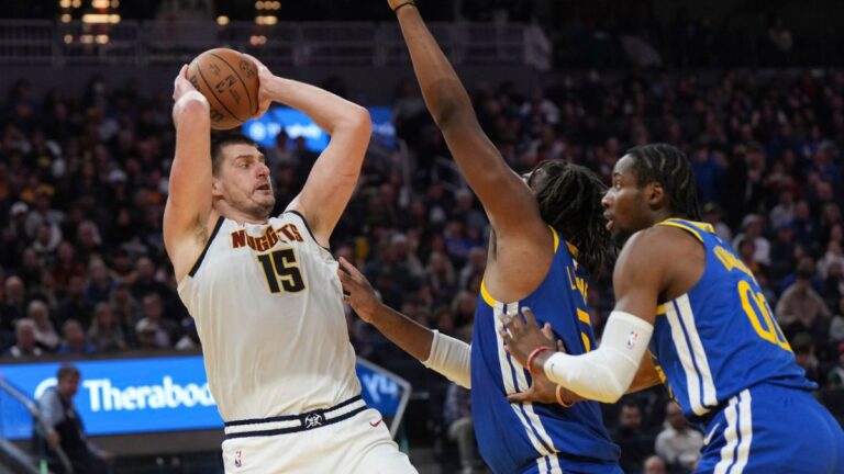 Nikola Jokic consuma el monumental regreso de los Nuggets para vencer a Warriors sobre la chicharra con un triple descomunal