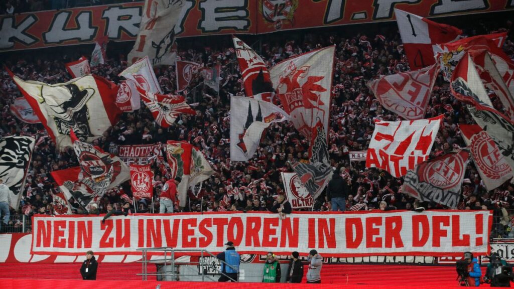¡Drama en la Bundesliga! Aficionados protestan en contra de los inversionistas extranjeros durante el Dortmund vs Koln