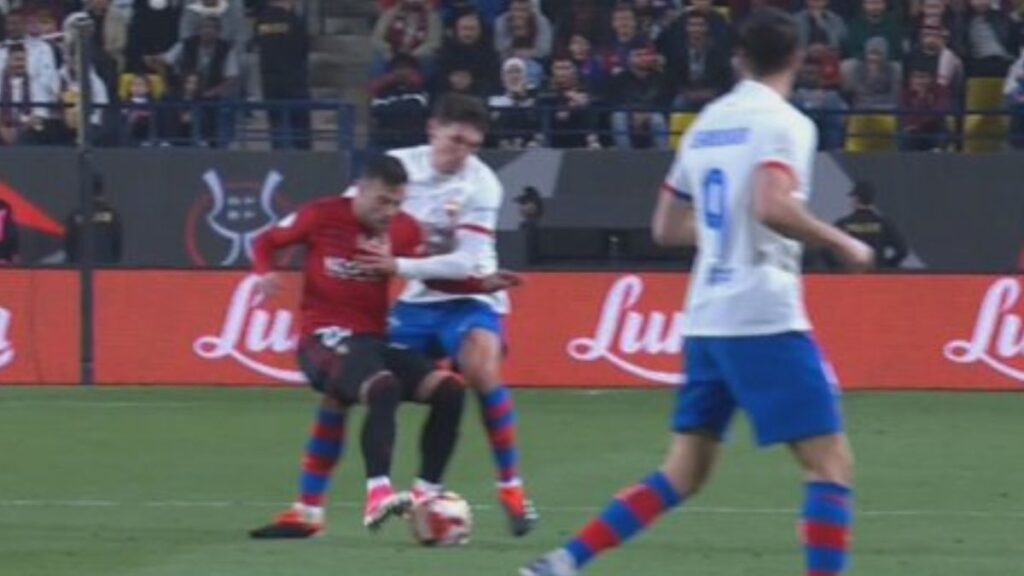 David García explota tras la decisión del árbitro en el gol del Barcelona ante Osasuna en la Supercopa de España