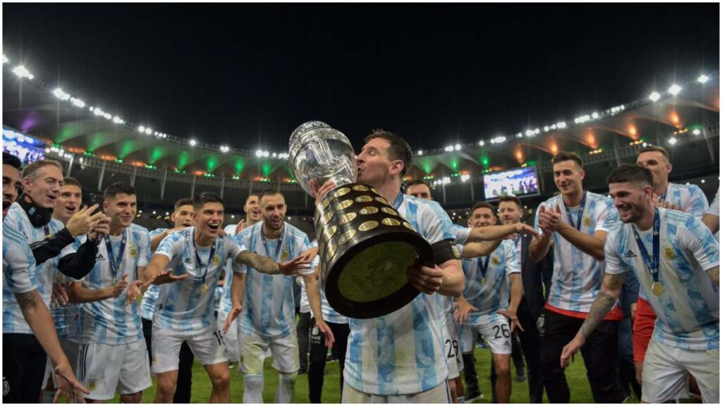 Lionel Messi levantando la Copa América | X: @CopaAmerica