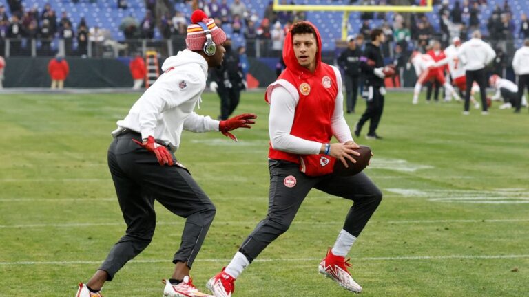 Patrick Mahomes y Travis Kelce se hacen de palabras con Justin Tucker en el calentamiento previo al Chiefs vs Ravens