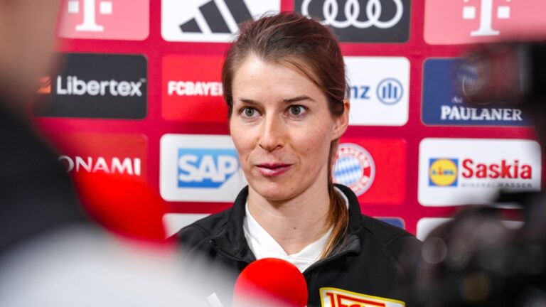 Marie-Louise Eta es la primera mujer en dirigir y ganar un partido en la Bundesliga
