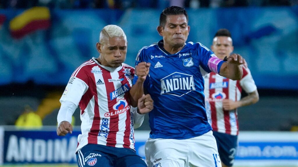 Jermein Peña y Mackalister Silva disputan la pelota. - Vizzor Image.