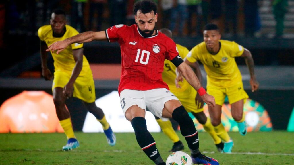 Salah se convirtió en el héroe de Egipto en su debut en la Copa Africana de Naciones ante Mozambique tras anotar el penalti del empate 2-2.