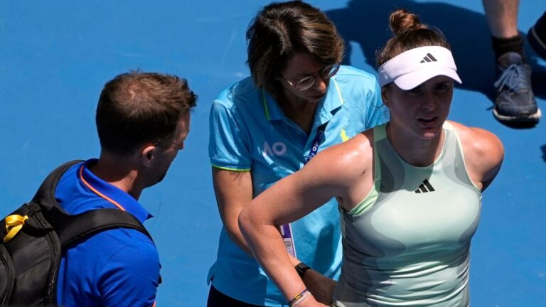 Noskova pasa a cuartos de final en Australia tras retiro por lesión de Svitolina