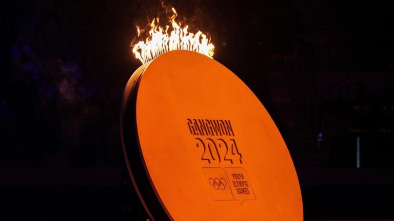 El pasado, presente y futuro del deporte coreano encienden el pebetero de Gangwon 2024