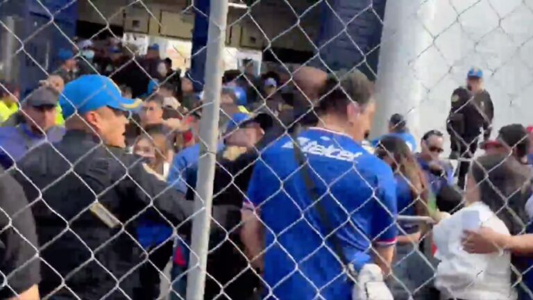 Policía golpea a un aficionado en el Estadio Ciudad de los Deportes previo al Cruz Azul vs Mazatlán