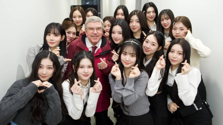 Thomas Bach y TripleS, unidos por el corazón coreano en Gangwon 2024