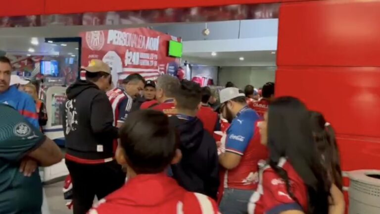 Chicharito Hernández desata la locura en la tienda Chivas sin ser anunciado como refuerzo