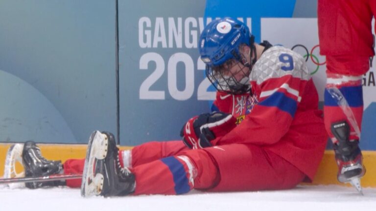 ¡Desconsolados! El equipo de hockey sobre hielo de República Checa rompe en llanto tras perder el oro ante Estados Unidos