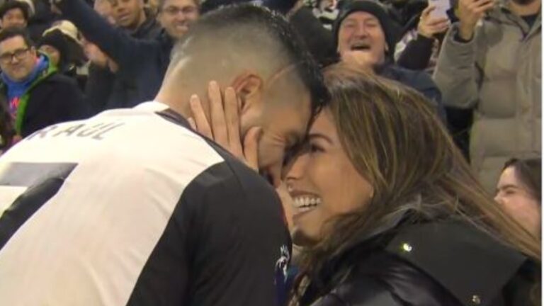 La emotiva celebración de Raúl Jiménez con su familia tras el triunfo ante el Arsenal