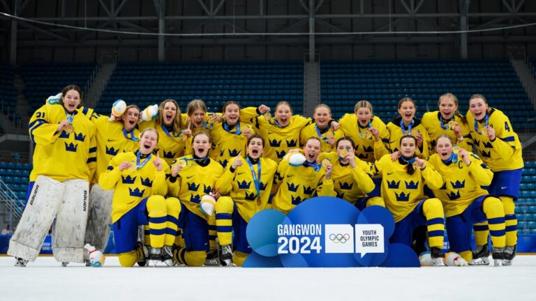 Increíble demostración del espíritu olímpico en la premiación de hockey sobre hielo femenil de Gangwon 2024