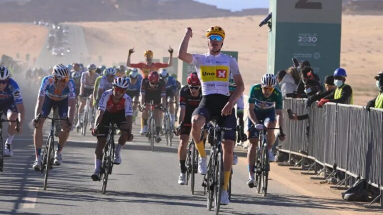 Soren Waerenskjold gana la segunda etapa del AlUla Tour y Juan Sebastián Molano se queda corto en el esprint final