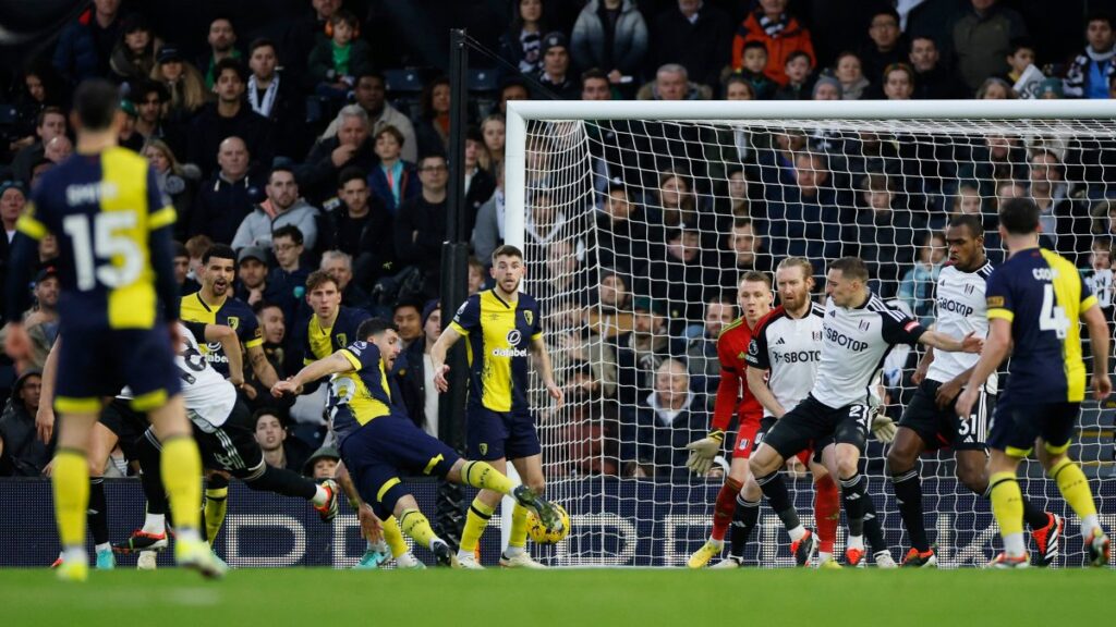 Marcos Senesi convirtió en la derrota del Bournemouth ante Fulham | Foto: Reuters
