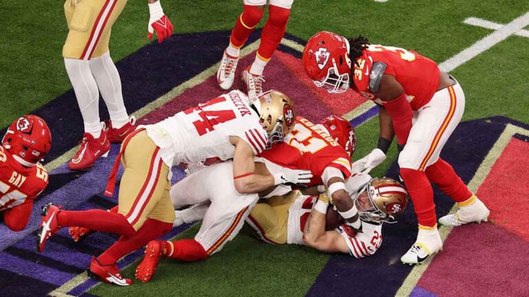 Super Bowl: Christian McCaffrey sufre un fumble en la primera serie ofensiva de 49ers y alargan su mala racha