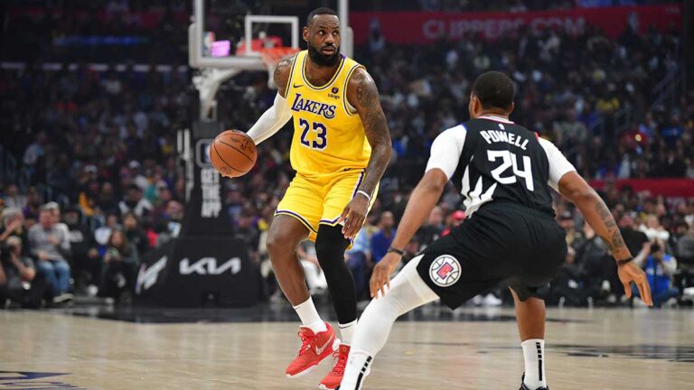 Clippers deja ir una ventaja de 21 puntos y los Lakers remontan en el último juego compartiendo estadio