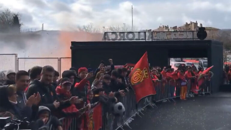 Espectacular recibimiento a Javier Aguirre y al Mallorca, tras conseguir el pase a la final de la Copa del Rey