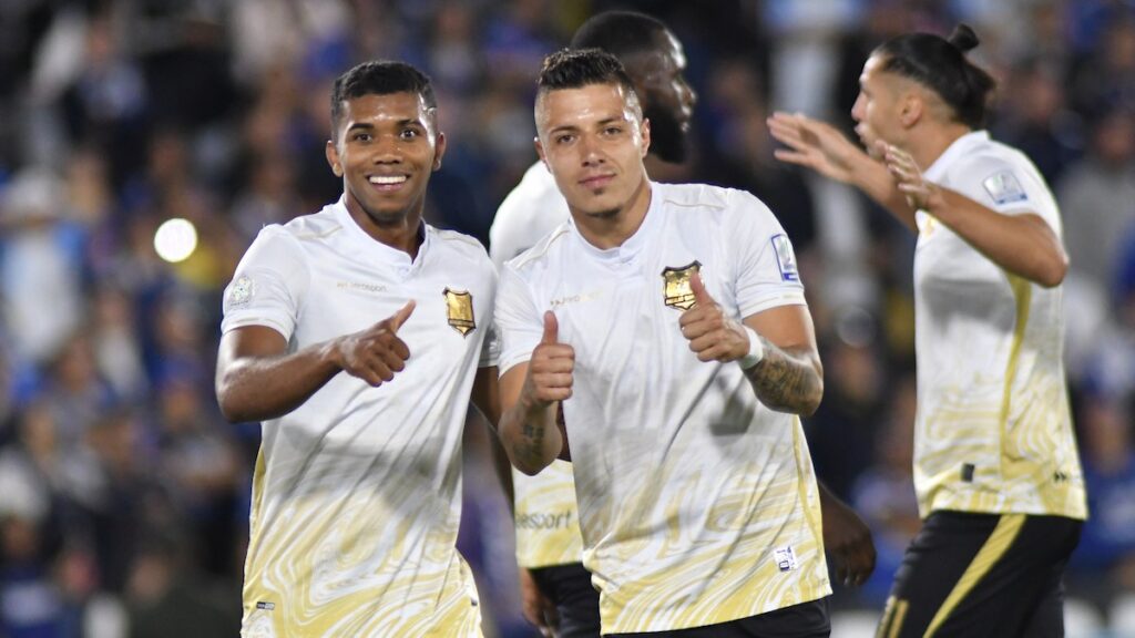 Jugadores de Águilas doradas celebra un gol. - Vizzor Image.