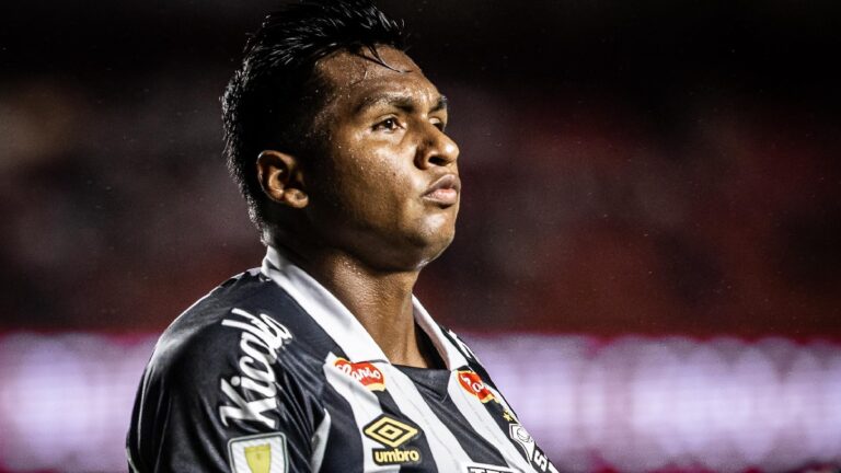 Alfredo Morelos anota su primer gol y le da la victoria a Santos contra Sao Paulo