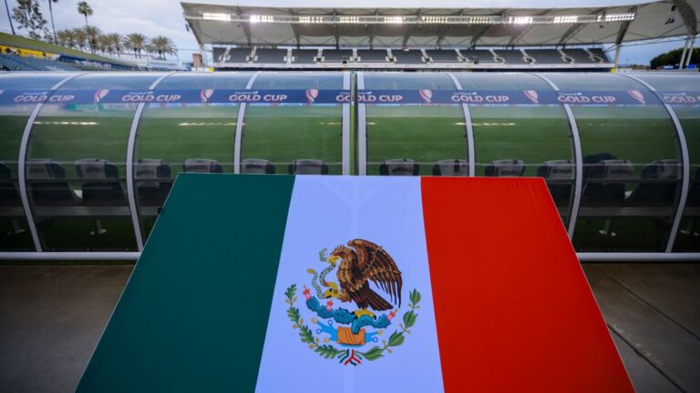 El mundo del fútbol celebra el Día de la Bandera de México