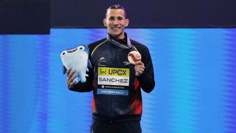 Gustavo Sánchez gana la primera medalla para Colombia en el Mundial de Natación, Doha 2024