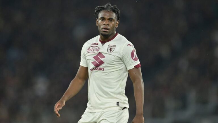El gol de Duván Zapata no es suficiente y Torino cae 3-2 contra La Roma