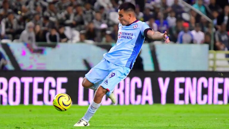 Rodrigo Huescas aumenta la ventaja del Cruz Azul en el Nou Camp