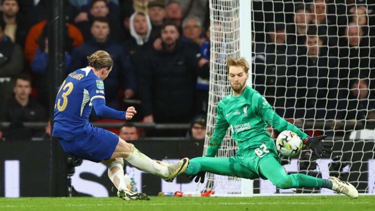 El portero Caoimhin Kelleher se convierte en el héroe del Liverpool en la final de la Carabao Cup con sus grandes atajadas