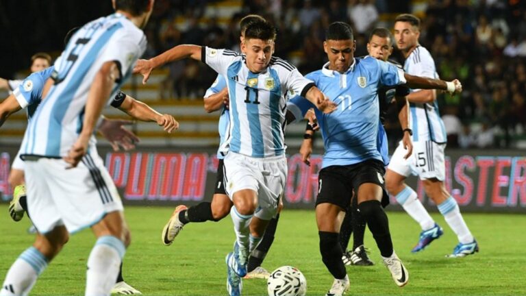 Argentina empató en un partidazo con Uruguay 3-3 y quedó líder de grupo