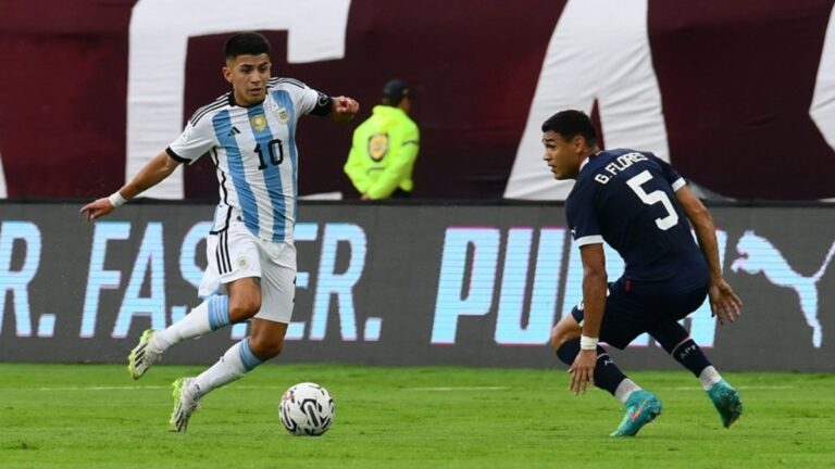 En un partido de locos, Argentina se lo empató a Paraguay sobre la hora y sigue con vida de cara a Paris 2024