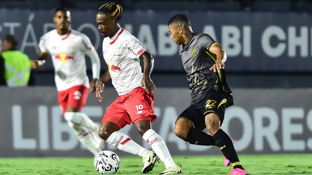 Una postal del duro partido en Brasil entre Bragantino y Águilas Doradas. Foto:Conmebol