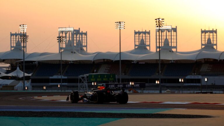 Checo Pérez bate el tiempo de Verstappen en el segundo día de pruebas en Bahrein