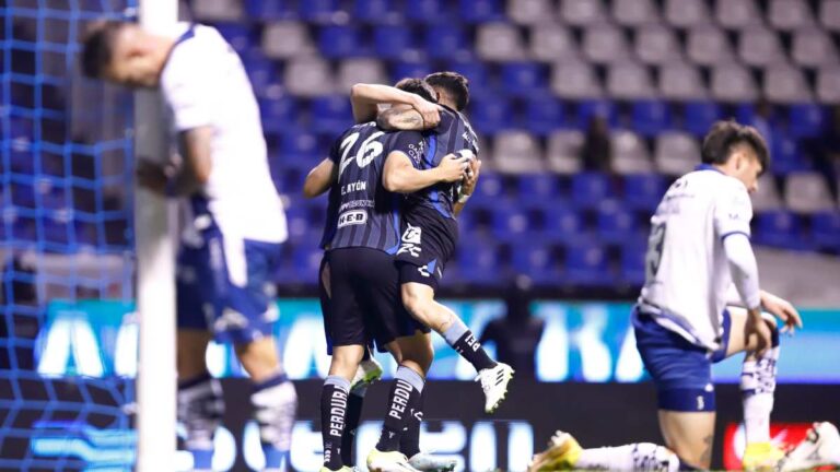 La afición del Puebla se manifiesta contra su equipo en derrota ante Querétaro