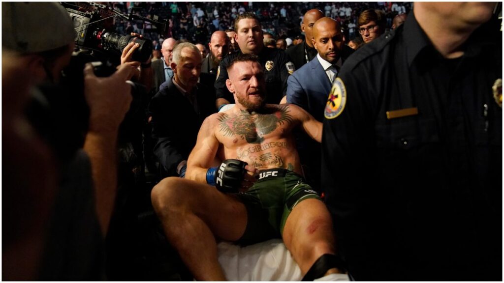 Conor McGregor sale en camilla por una lesión en UFC | AP