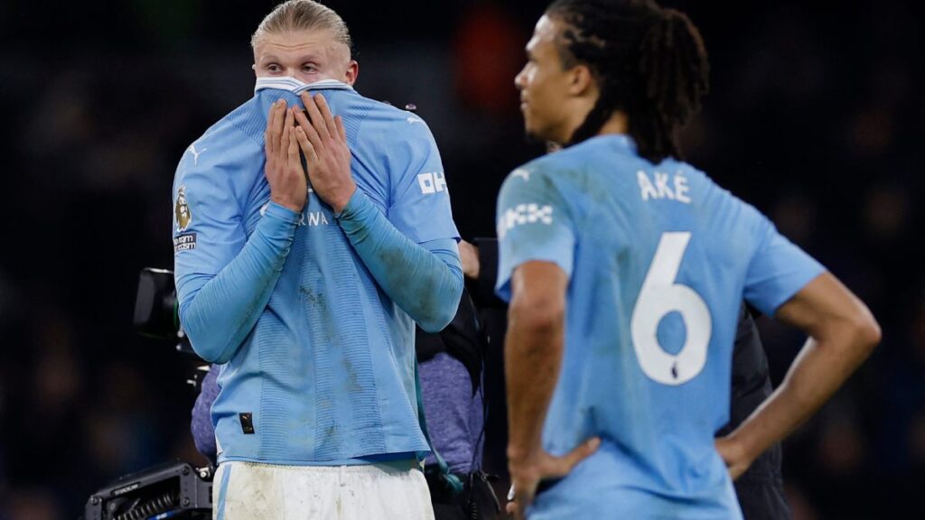 Haaland y Ake se lamentan durante el partido ante el Chelsea | Foto: REUTERS