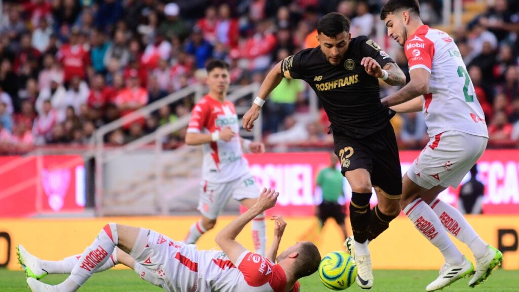 Diber Cambindo le da al Necaxa un valioso empate ante Toluca en lluvia de goles