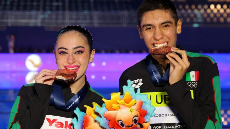 Diego Villalobos y Trinidad Meza se cuelgan la medalla de bronce en el dueto mixto libre del Mundial de Natación Doha 2024