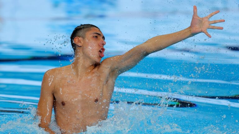 El mexicano Diego Villalobos califica a la final de natación artística en el Mundial de Doha 2024