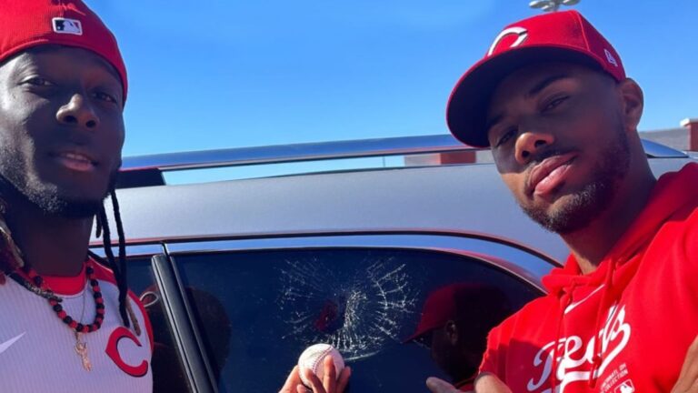 ¡Ya se endrogó! Elly De La Cruz rompe el cristal del auto de Hunter Greene tras un batazo de foul