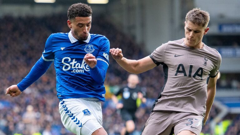 Everton sale del descenso en agónico partido con Tottenham que termina en empate