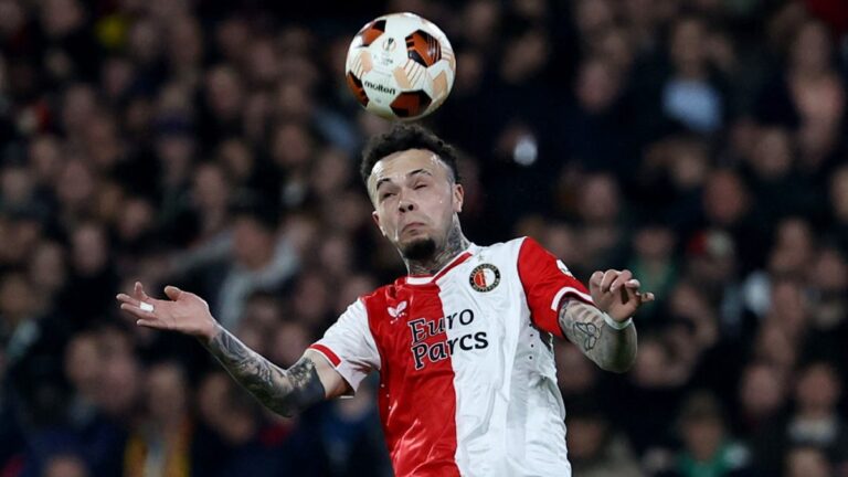 El Feyenoord de Santiago Giménez derrota al Waalwik de manera dramática en la Eredivisie