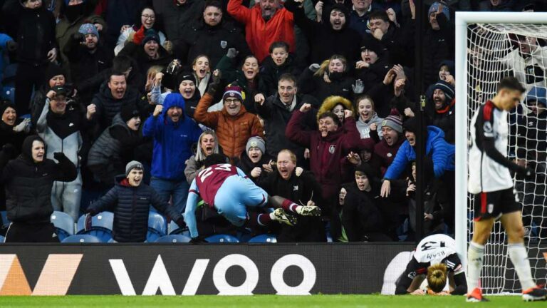 Burnley le roba el triunfo a un Fulham sin Raúl Jiménez