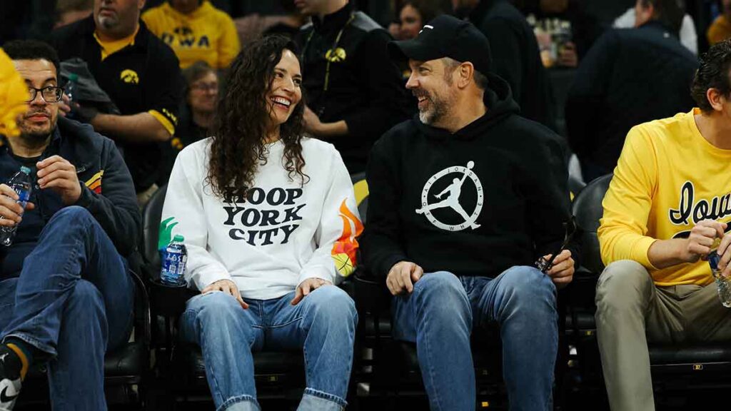 Sue Bird sorprende a los jugadores con Jason Sudeikis