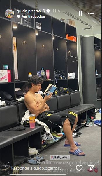 Diego Lainez fue sorprendido leyendo en el vestidor de Tigres