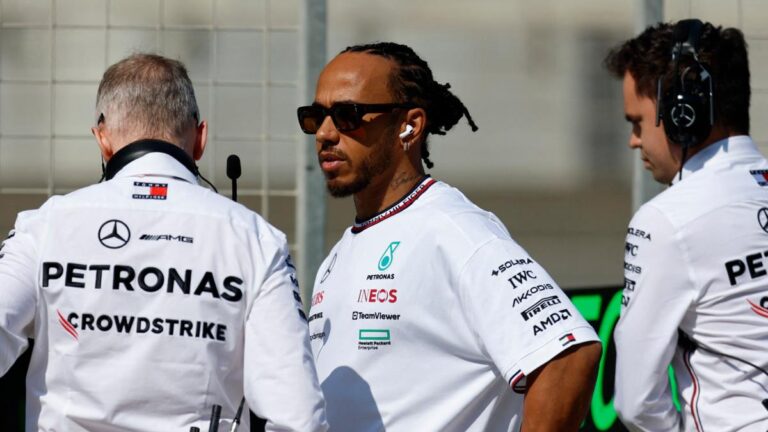 ¿Hamilton ya trabaja para Ferrari? El incómodo momento del británico con sus mecánicos de Mercedes